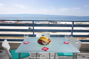 Гостиница luxury beach front apt with seaside view and free parking  Сплит